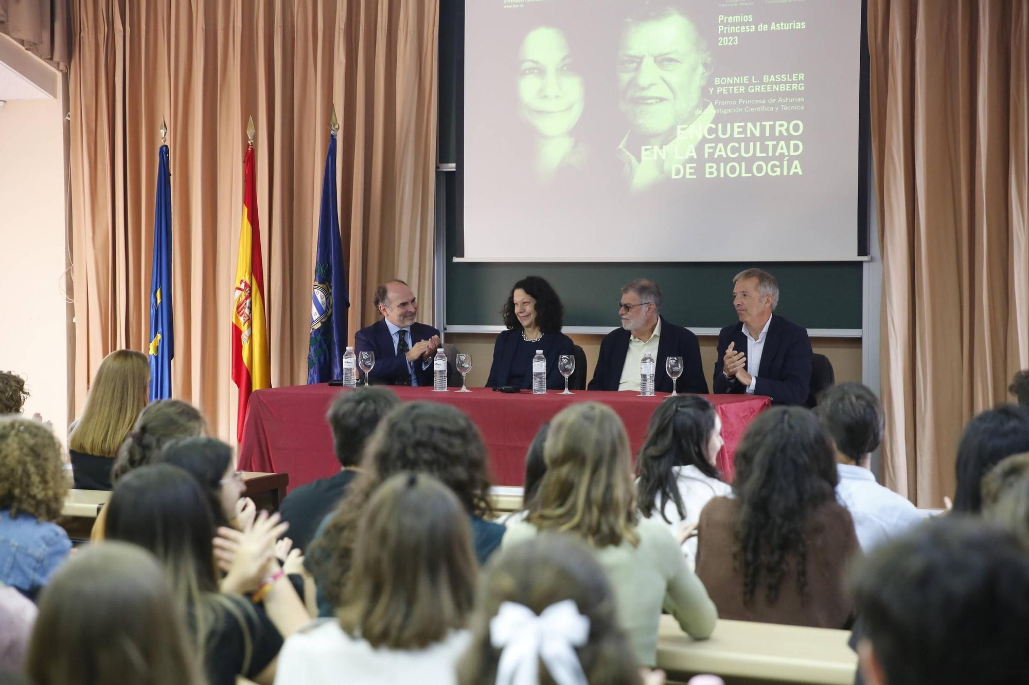 EN IMÁGENES: Los Premios "Princesa de Asturias" de Ciencias visitan la facultad de Biología.