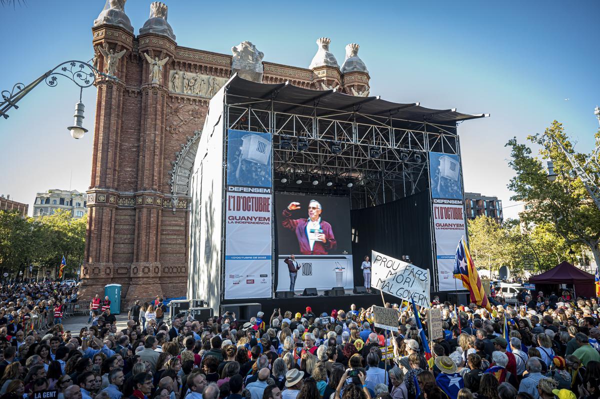 Más de 60.000 personas, según la organización, se citan bajo el Arc de Triomf de Barcelona para reivindicar el 1-O Abucheos a Forcadell y Rovira y aclamación a Puigdemont en el acto convocado por el Consell per la República