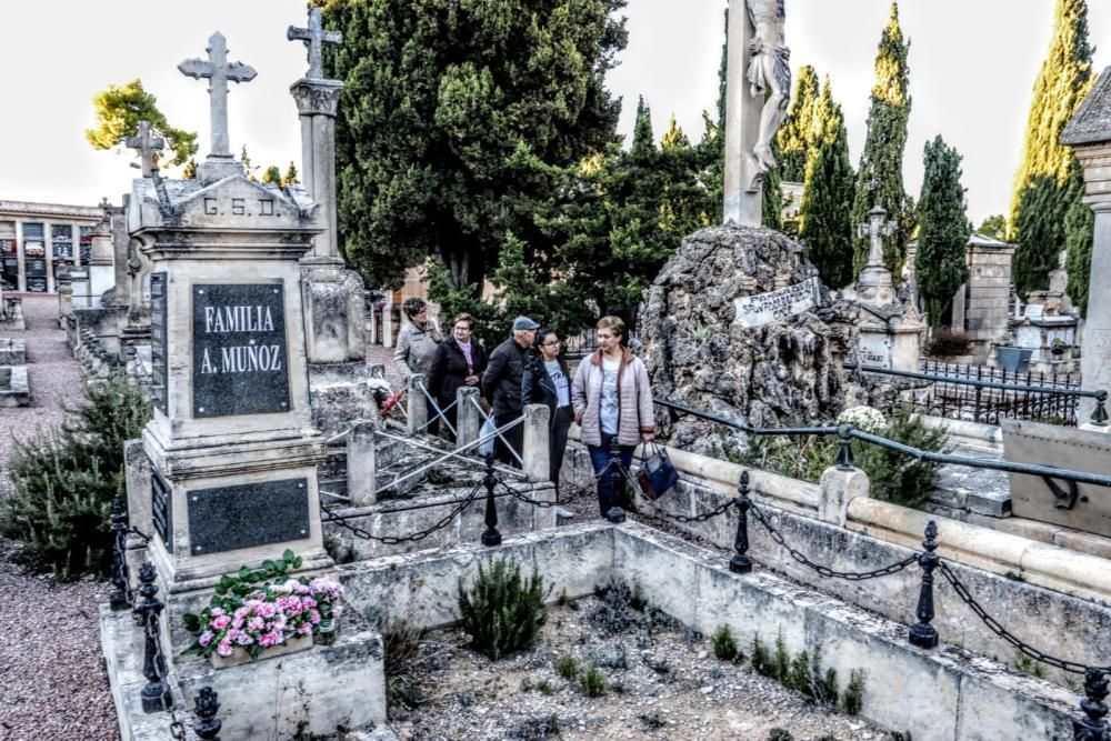 Masiva asistencia al Cementerio de Alcoy