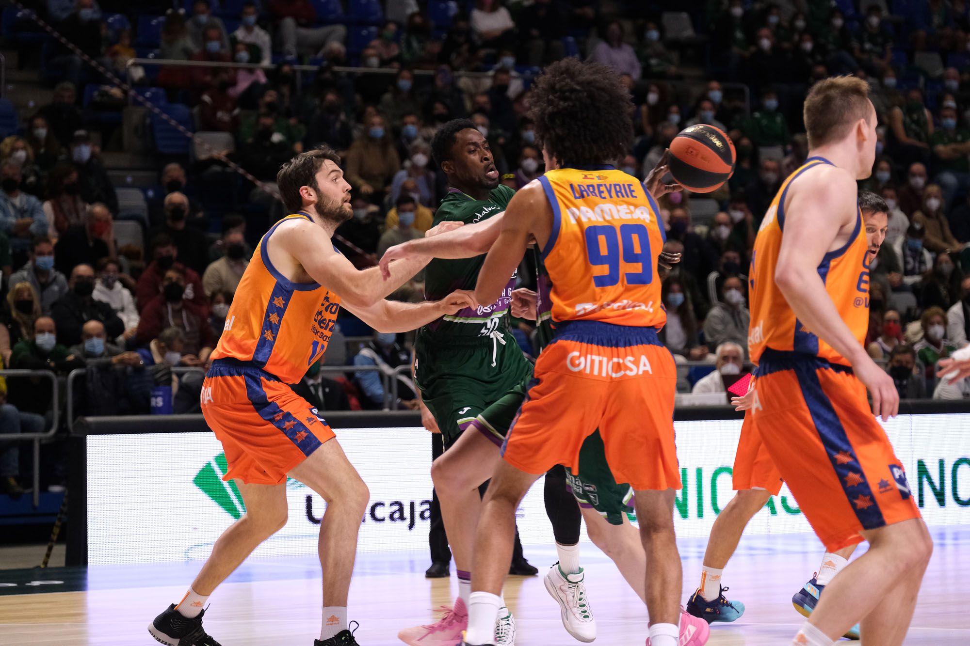 Las imágenes del Unicaja - Valencia Basket de la Liga Endesa.