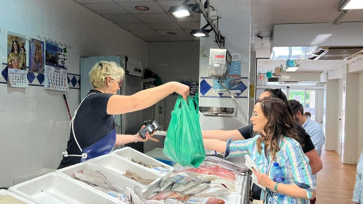 Yolanda Almagro, candidata de Vox a la Alcaldía de Córdoba, este martes en un mercado municipal.