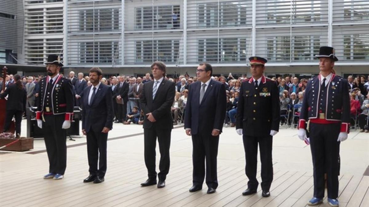 Carles Puigdemont y Jordi Jané junto a los Mossos d¿Esquadra en el acto de homenaje a los agentes muertos en servicio.