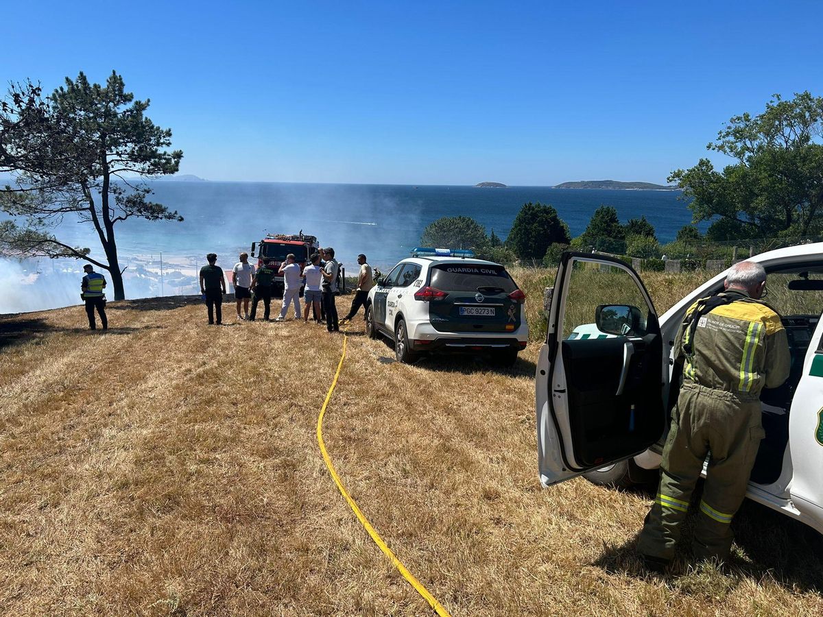 El operativo de uno de los incendios de Sanxenxo.