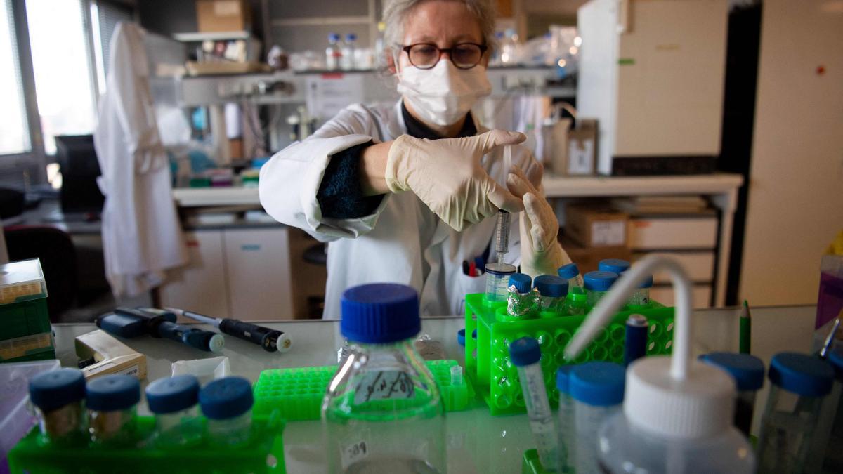 Una investigadora de la Universidad de Nantes trabajando para la vacuna del covid-19.