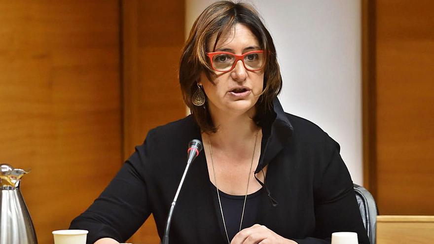 La consellera de Participación y Transparencia, Rosa Pérez, en una comparecencia en Corts. | LEVANTE-EMV