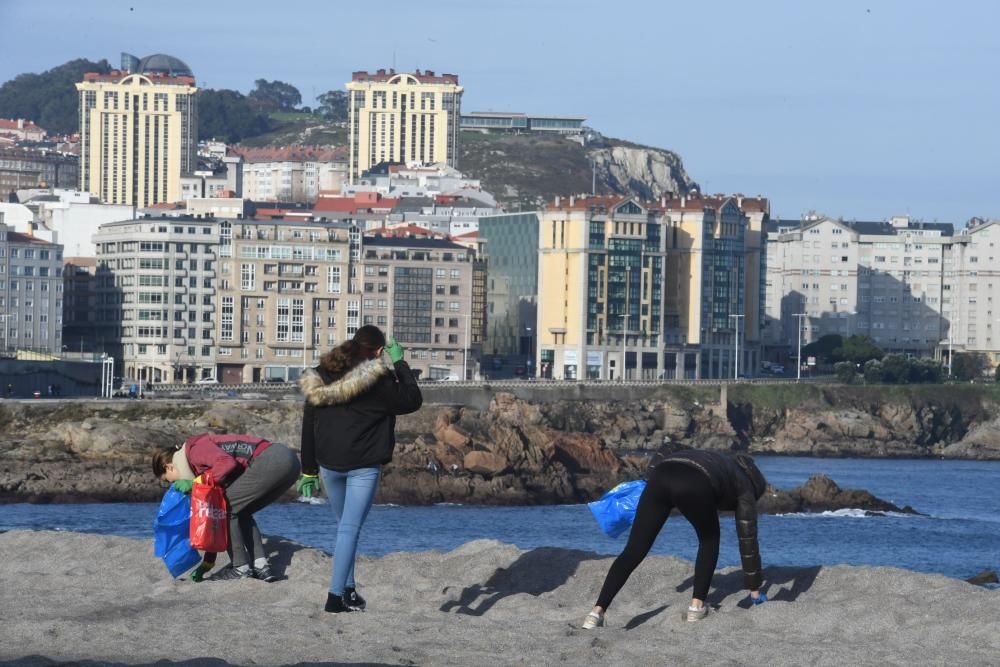 Mar de fábula | Limpieza de playas en Riazor y Orzán