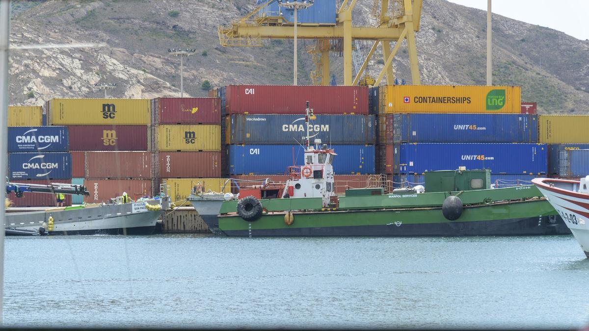 Contenedores de mercancías apilados en el Puerto de Cartagena.