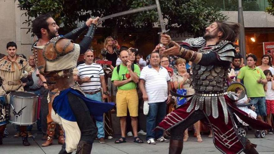 La ciudad se prepara para recibir mañana a miles de personas para participar en la recreación medieval. // Rafa Vázquez