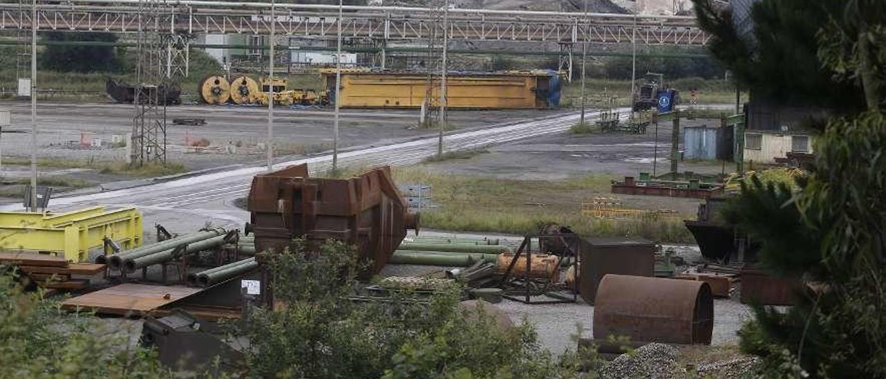 Instalaciones de Arcelor, desde el arroyo Llongas.