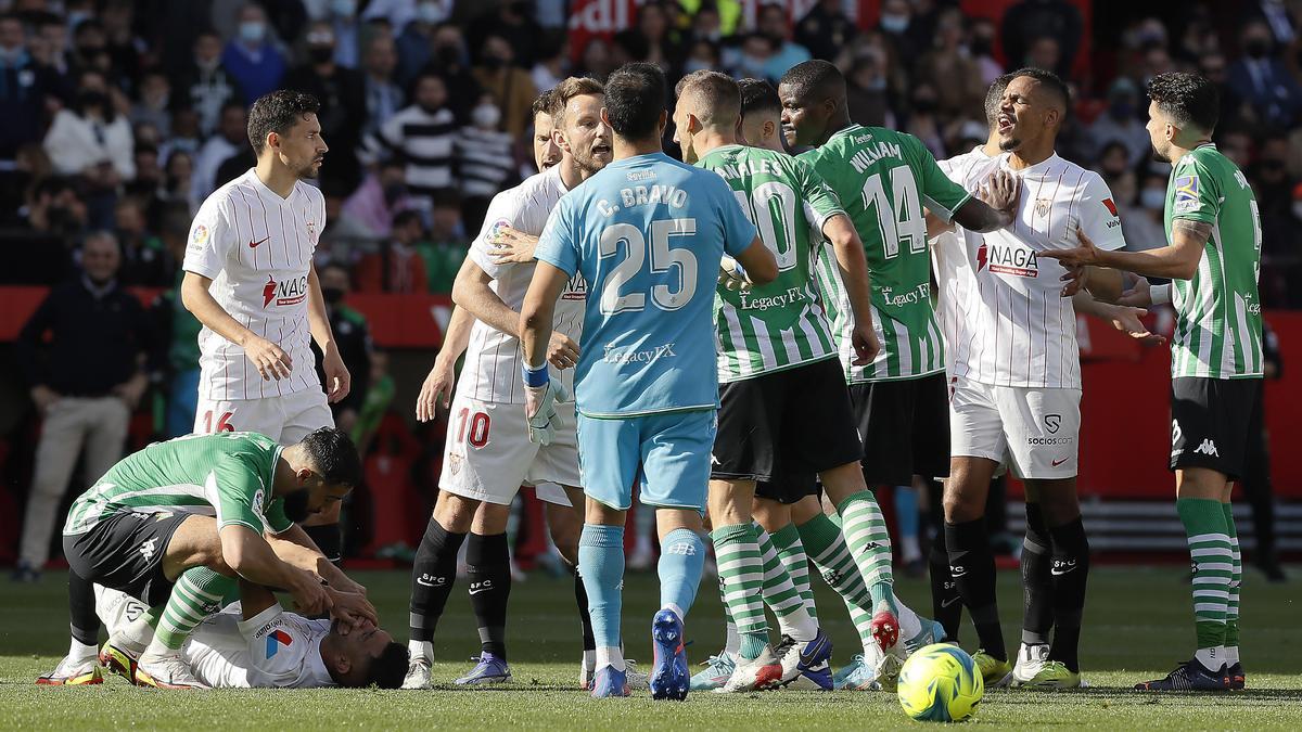 2-1. El Sevilla no quiere dejar solo al Real Madrid y frena en seco al Betis
