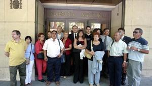 Familiares de las víctimas del atentado de Hipercor delante de la Audiencia Nacional.