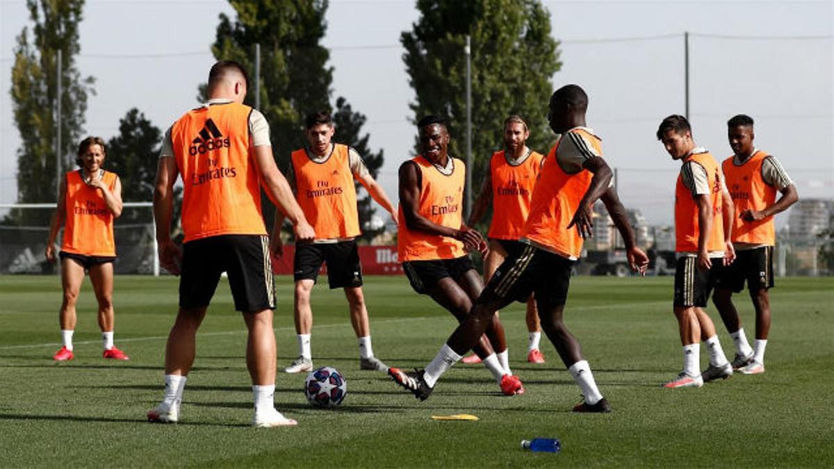 El Real Madrid entrena con sus nuevas equipaciones