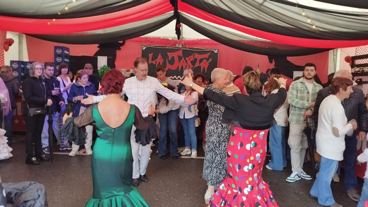 Bailando en una caseta de la Feria de Abril en Infiesto el pasado año
