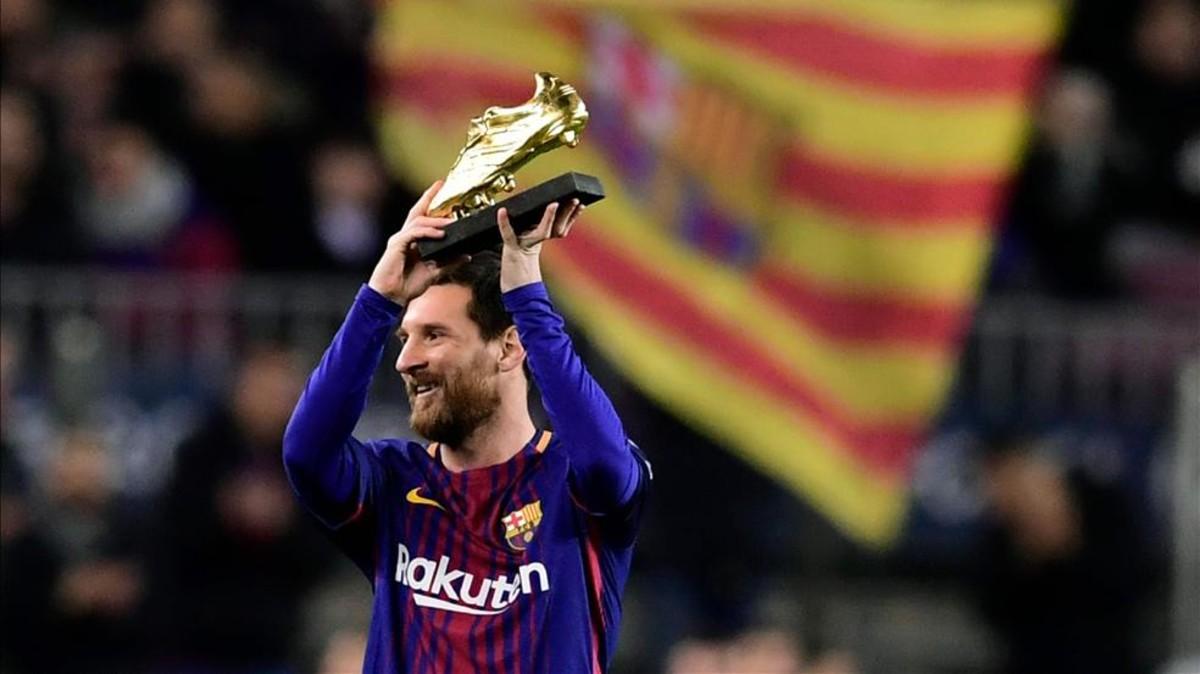 Messi mostrándole a su afición la Bota de Oro de la pasada campaña