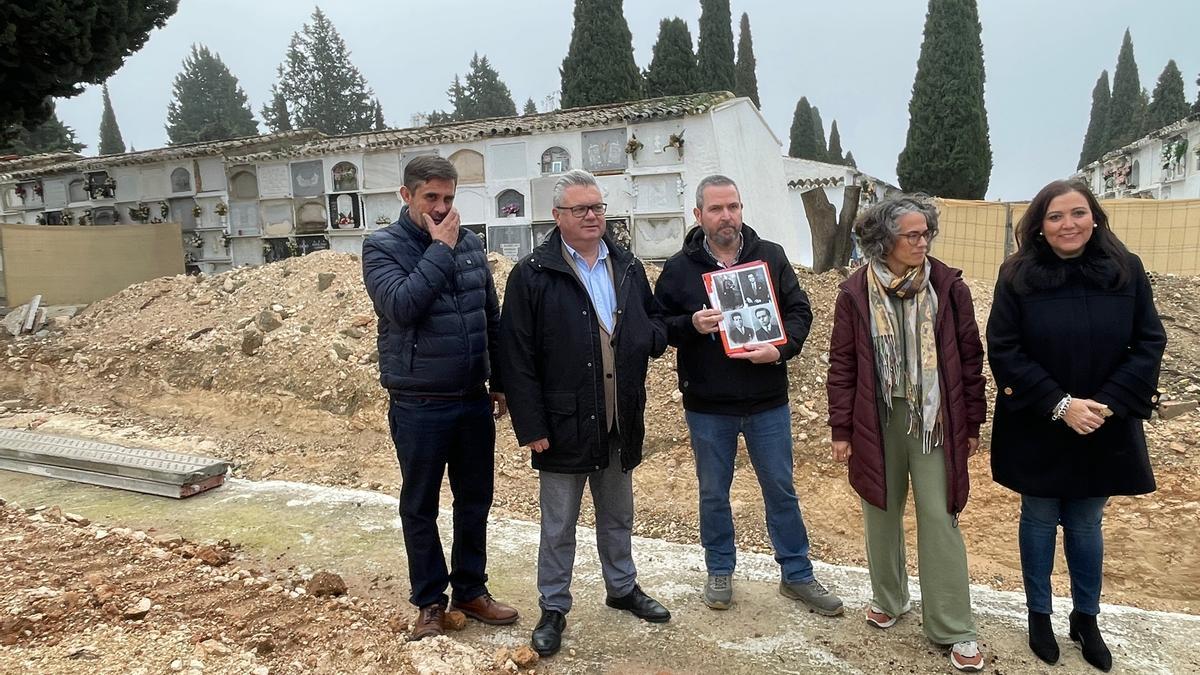 Representantes municipales, de la Diputación y Aremehisa, este jueves en el cementerio de Puente Genil.