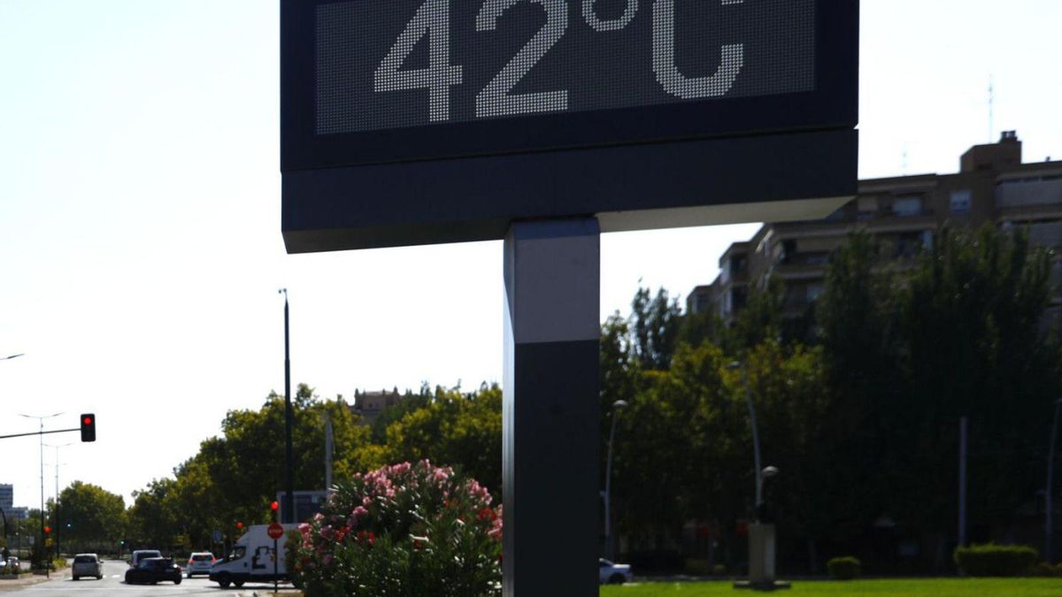 Un termómetro en Zaragoza marca 42 grados | JAIME GALINDO