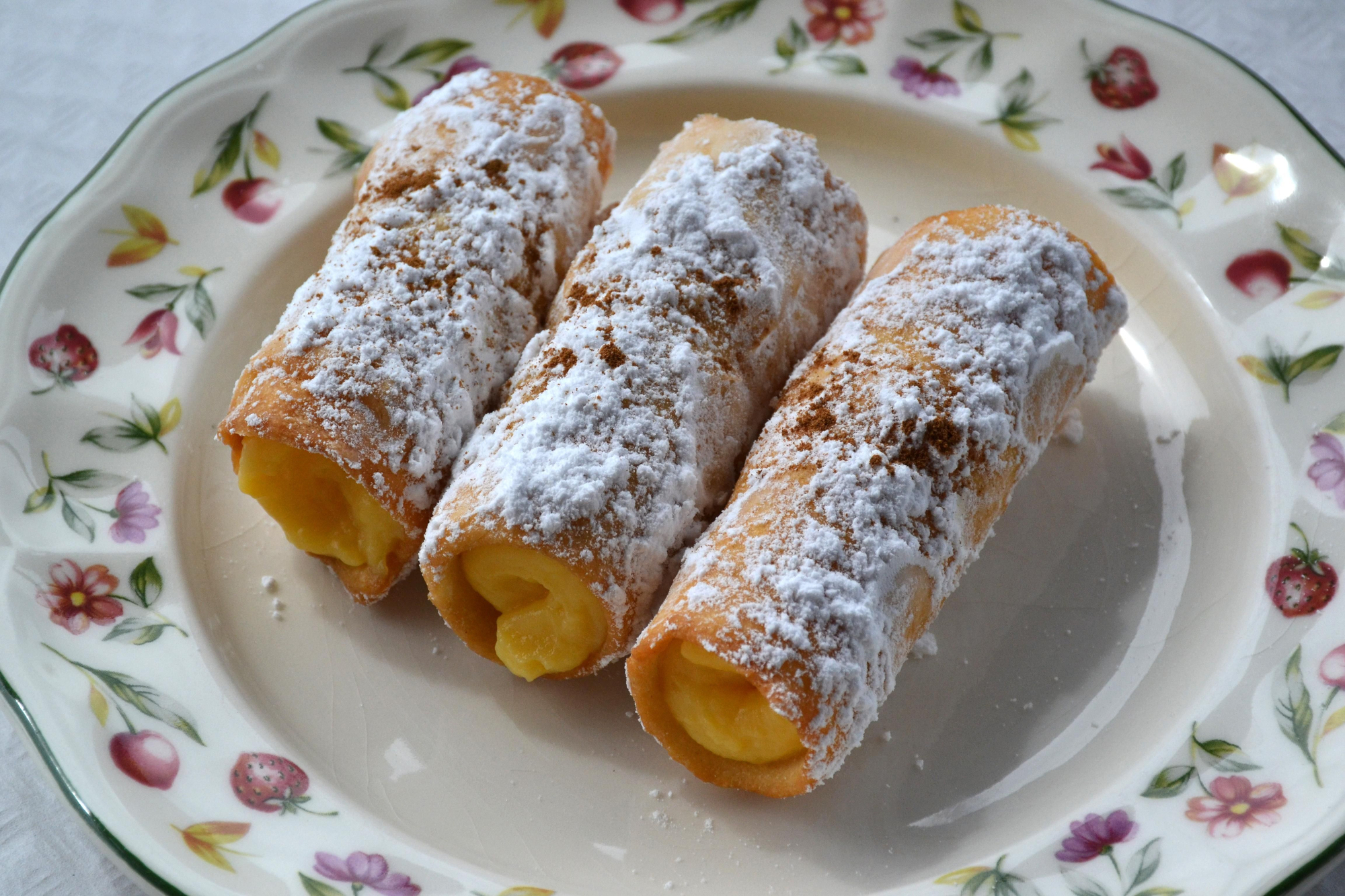 Los canutillos rellenos de crema, uno de los postres favoritos de los clientes de La Teyera.