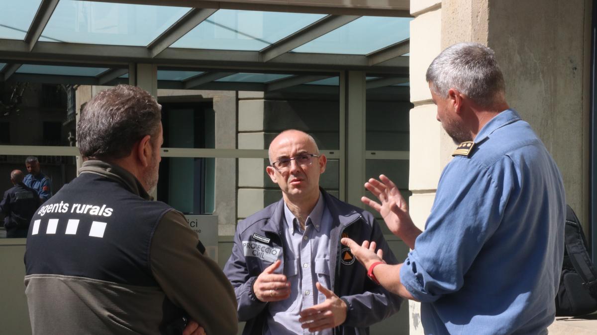 Representants dels Bombers, dels Agents Rurals i de Protecció Civil comenten la preparació del pla INFOCAT a la seu del departament d&#039;Interior