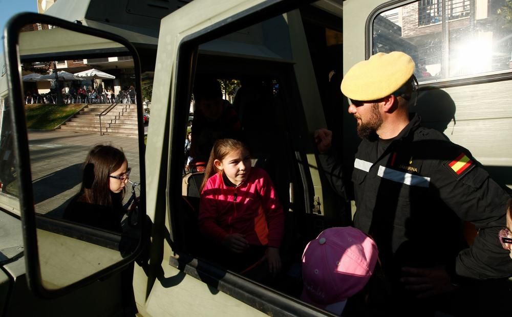 La Unidad Militar de Emergencias visita Posada de Llanera.