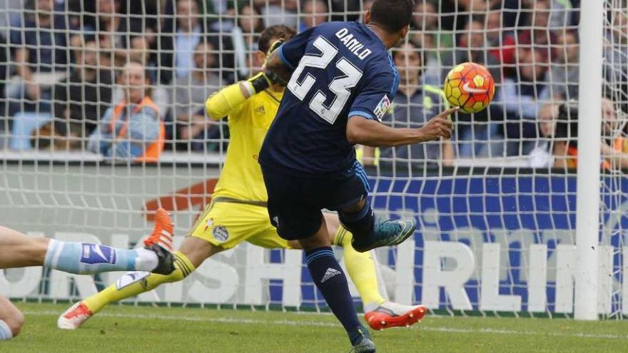 Momento en el que Danilo marca el segundo tanto del Real Madrid. // Ricardo Grobas