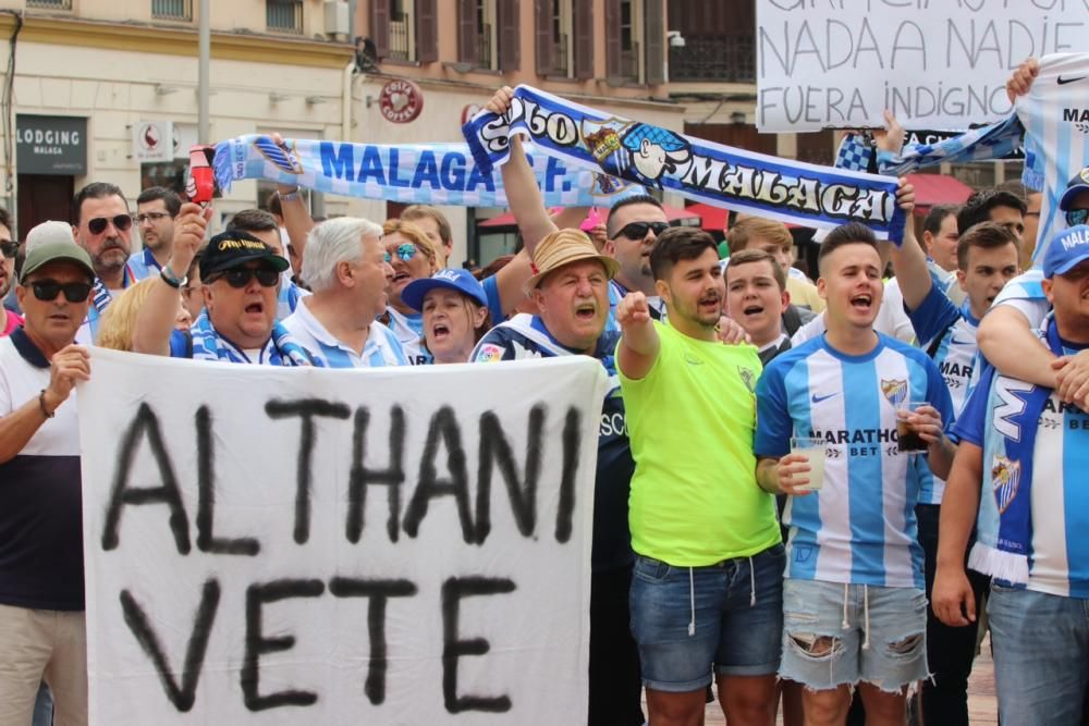 En torno a trescientos seguidores del equipo marchan desde la plaza de la Constitución hasta La Rosaleda portando la pancarta 'Por dignidad, Al Thani vete ya'