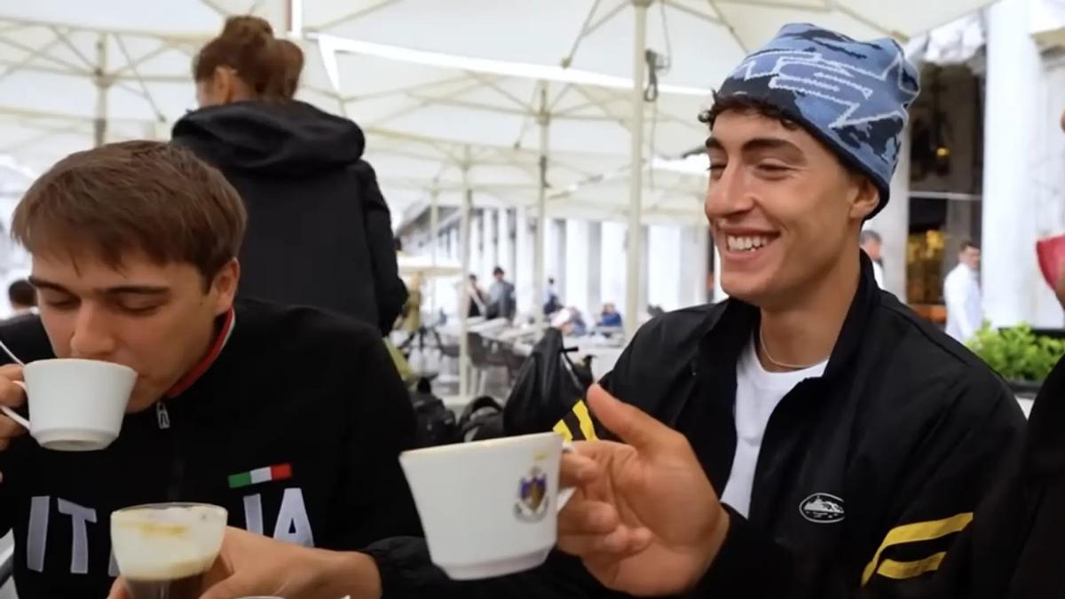 Plex tomando una taza de café en una cafetería con amigos.