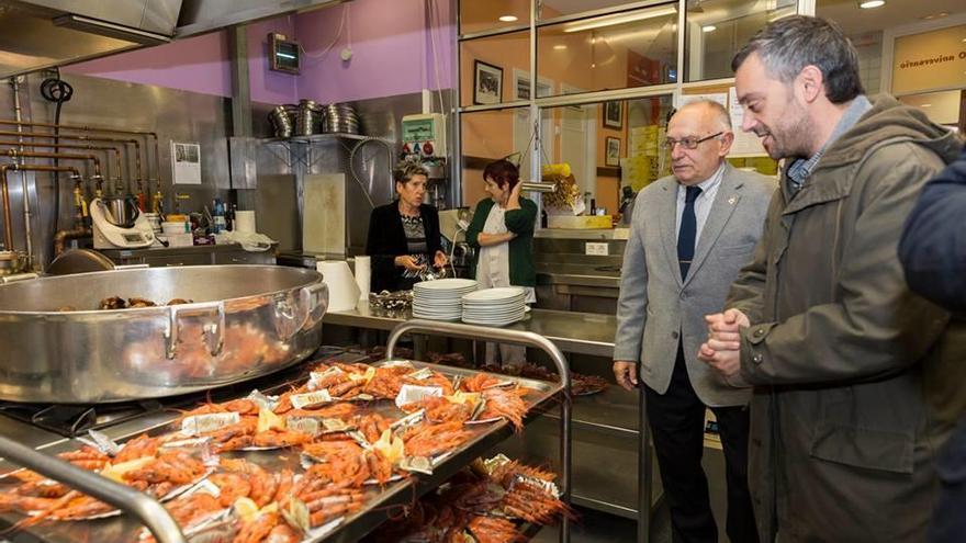 El alcalde visita la Cocina Económica en la primera Navidad sin Alberto Martí