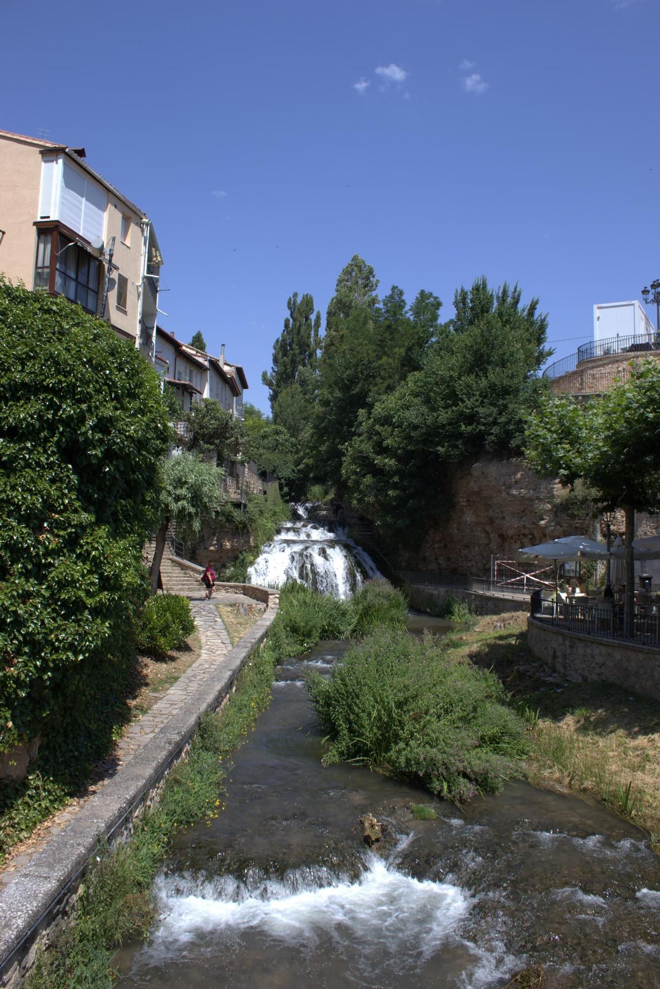 Las cascadas de Trillo se contemplan desde las propias casas