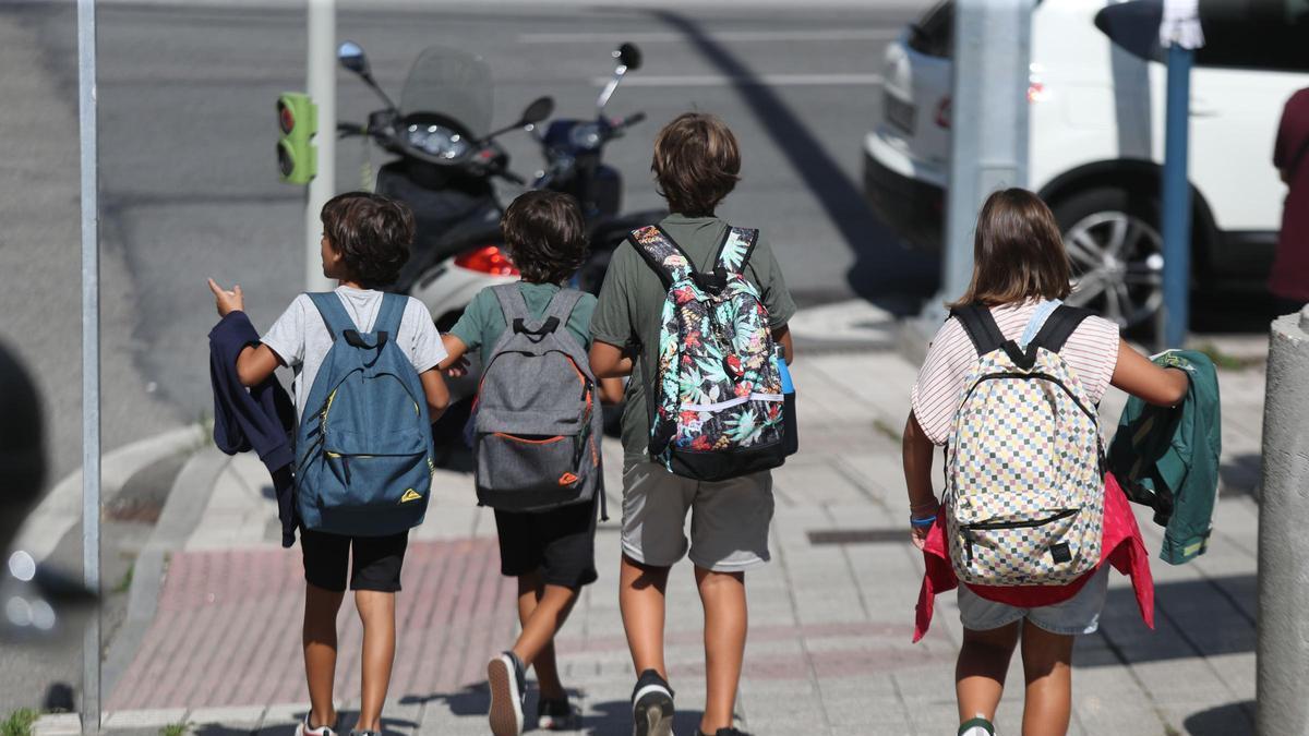 Varios niños a la salida de un colegio en España