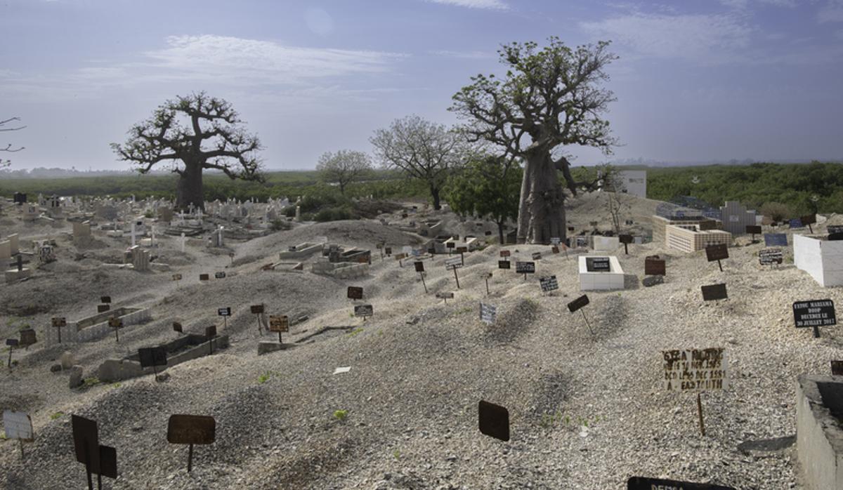 En el cementerio de la isla de las Conchas se entierran católicos, musulmanes y animistas.