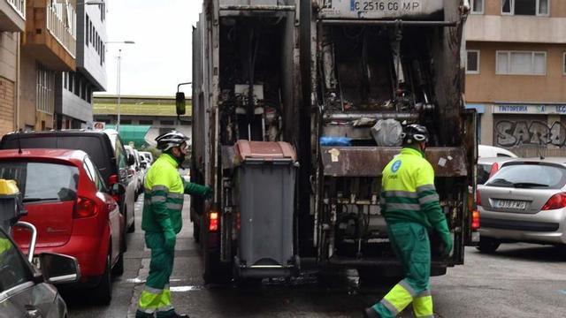Trabajadores de Prezero recogen la basura. |  V. E.