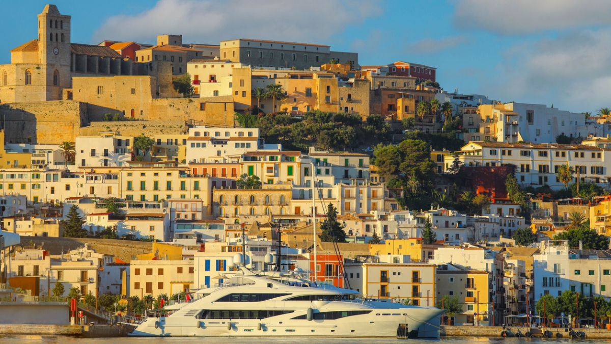 'Beach club', piscina infinita…: así es el yate de lujo del amante de los Ferrari que está ahora en Ibiza