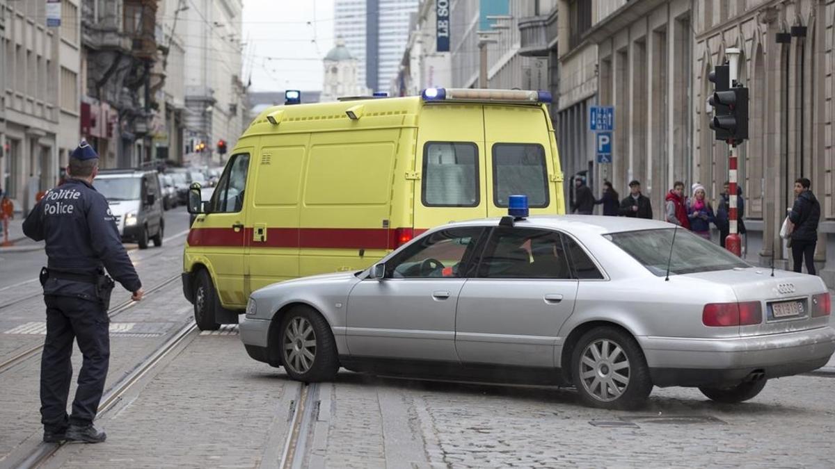 Convoy policíal en el que Abdeslam fue trasladado ante el juez.