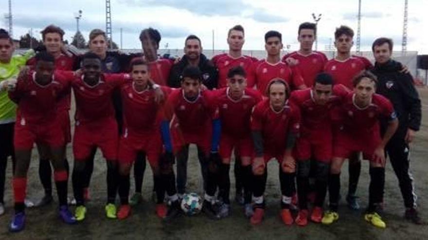 Algunos de los integrantes del equipo juvenil del Atlético Museros con jugadores de la Academia GPS.