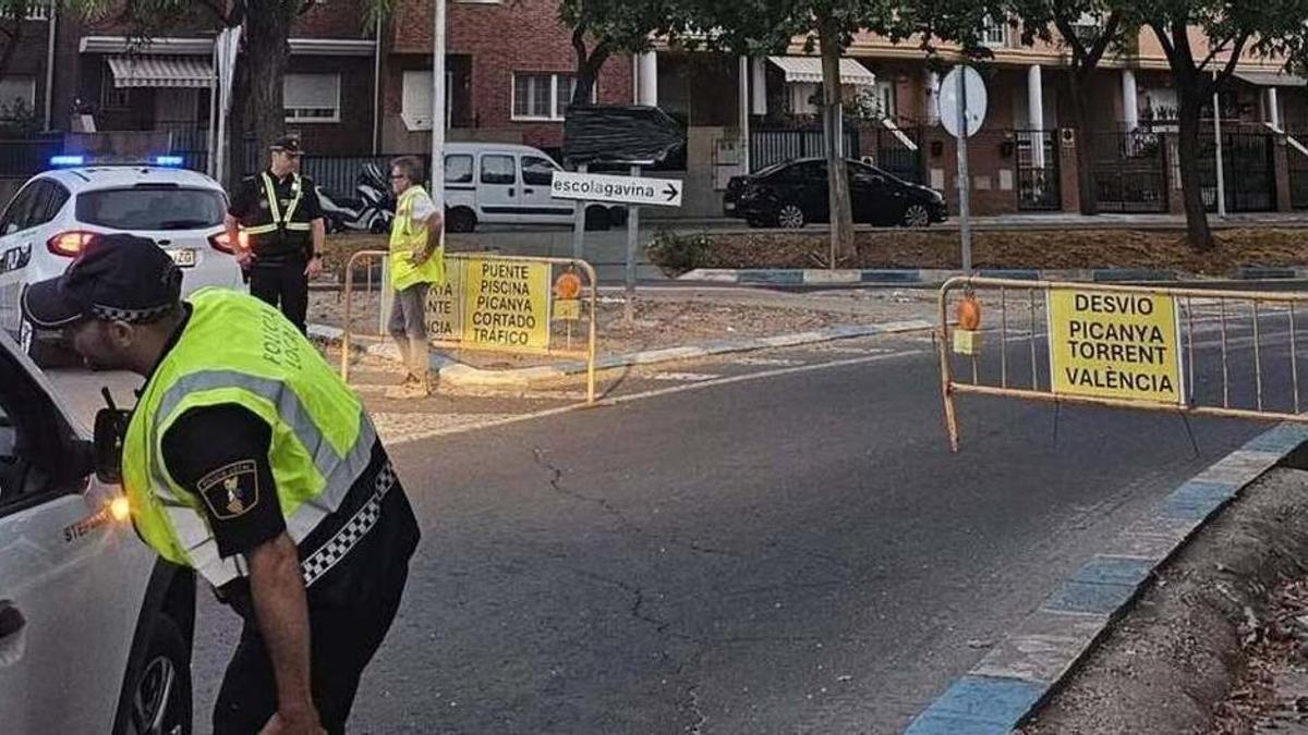 Corte del tráfico por la Policía Local en el puente de la ronda Est de Picanya.