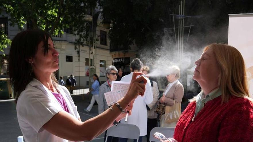 Farmacéuticos de Córdoba realizan una campaña para concienciar sobre el uso correcto del protector solar