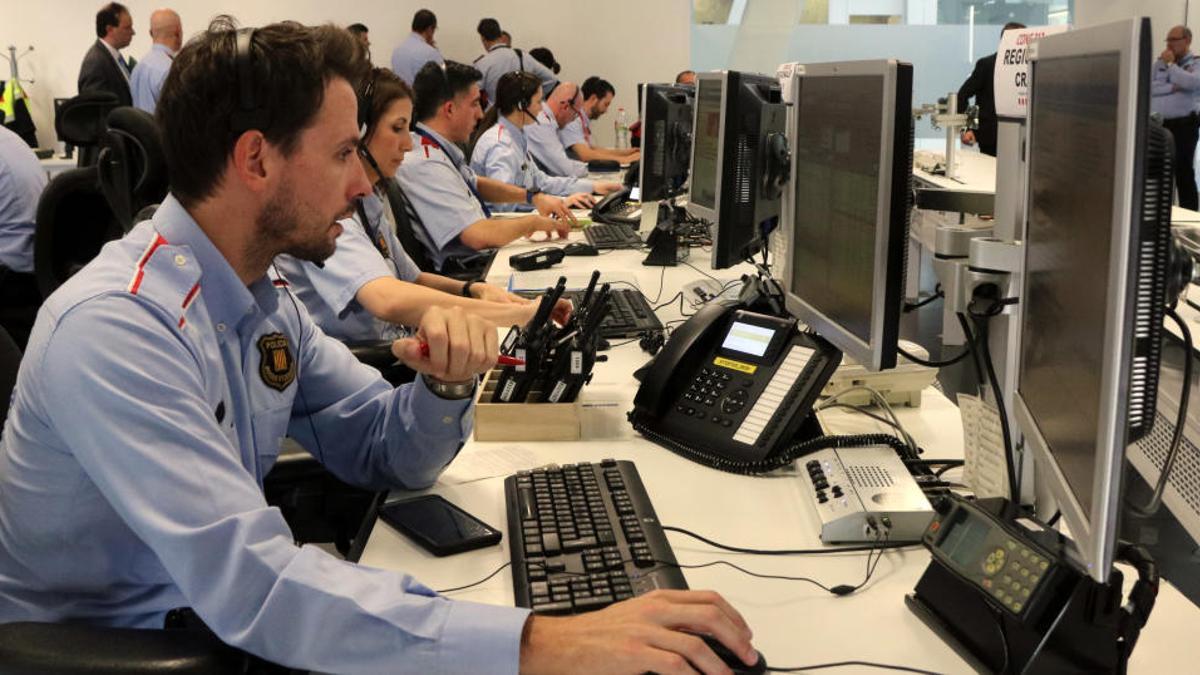 Diversos agents dels Mossos d'Esquadra treballant en la gestió d'incidents a la sala de comandament del 112