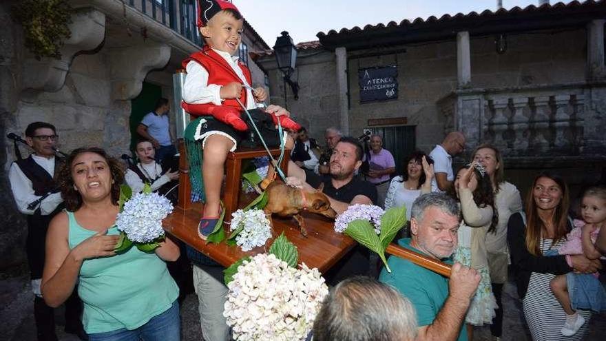 Procesión en Combarro ayer tarde con la procesión del niño y el &quot;can&quot;. // Gustavo Santos