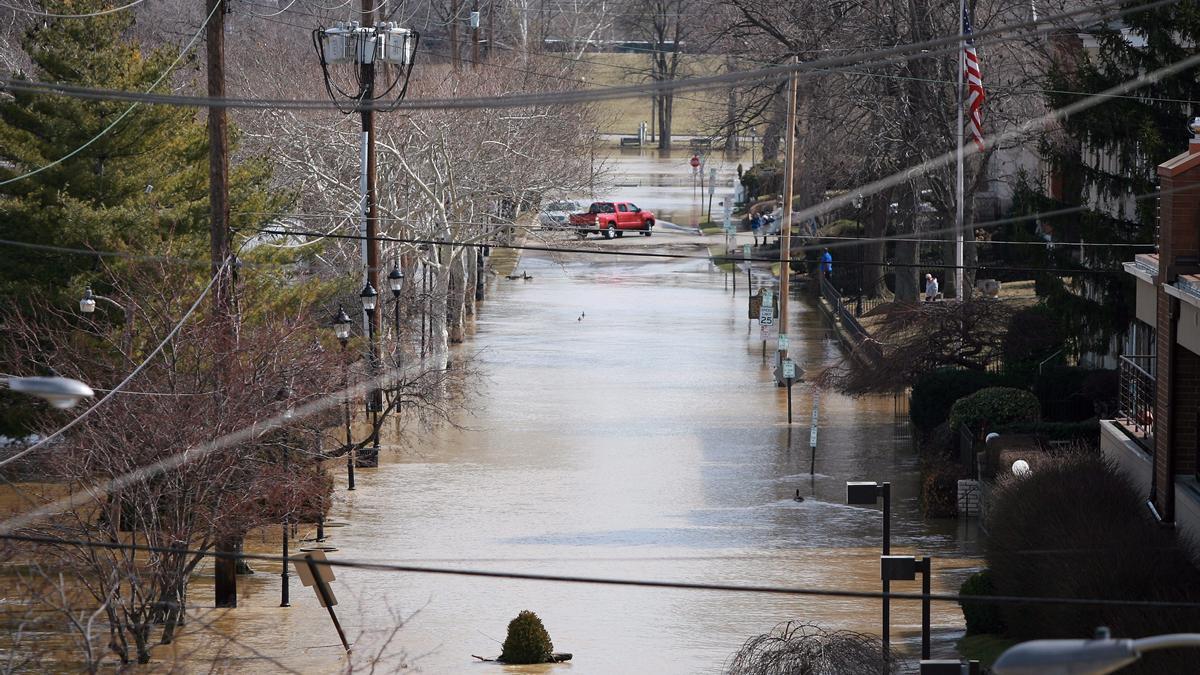 Ocho muertos y miles de personas sin electricidad por las inundaciones en Kentucky.