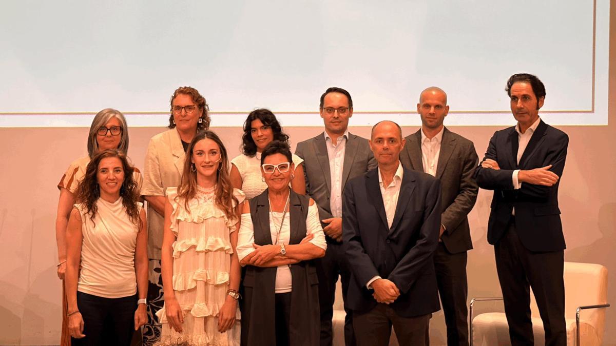 La presidenta de Dircom CVM, Esther Castellano, junto a otros asistentes a la jornada.