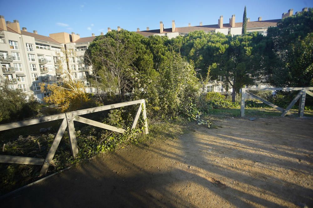 El parc del Migdia té la senyalització i el mirador trencats i en mal estat