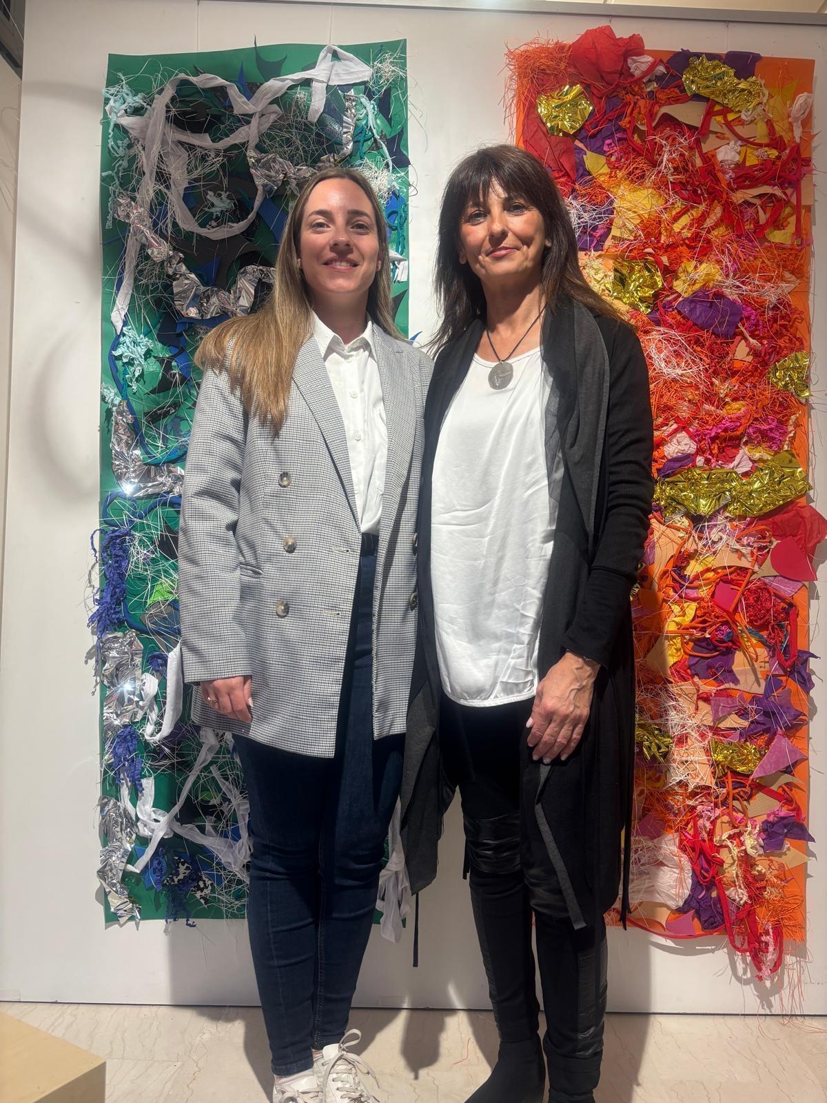 La regidora de Cultura, Mª Dolores Sanchis, y la coordinadora, Alicia Arnau, en la inauguración.