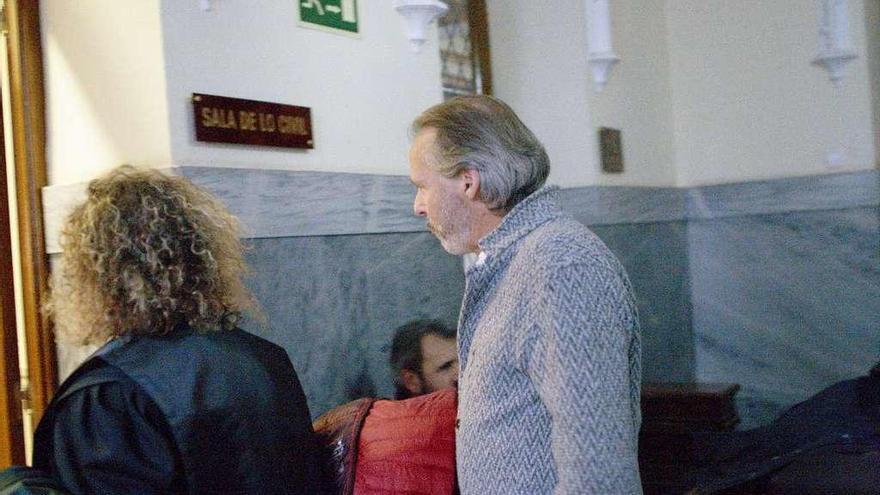 El dueño del balneario &quot;La Dama Verde&quot; entra a la sala de la Audiencia donde se le juzgó.