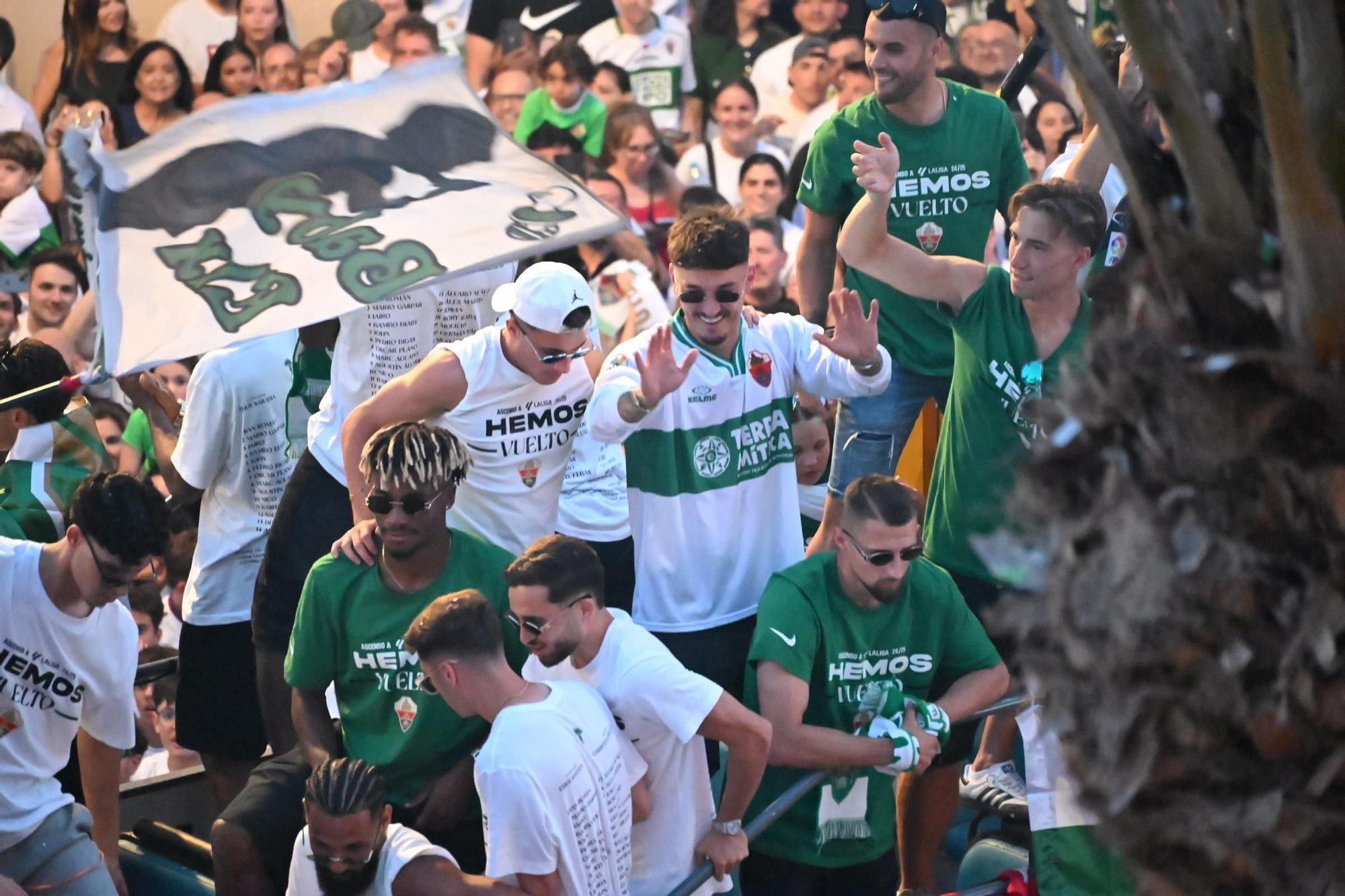 El Elche CF celebra el ascenso a Primera con una rúa en autobús hasta la Plaça de Baix