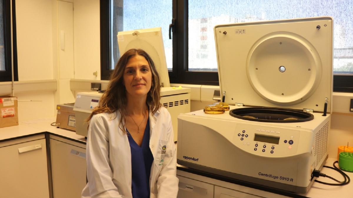 Alejandra Pera, investigadora principal del estudio, en su laboratorio del Imibic.