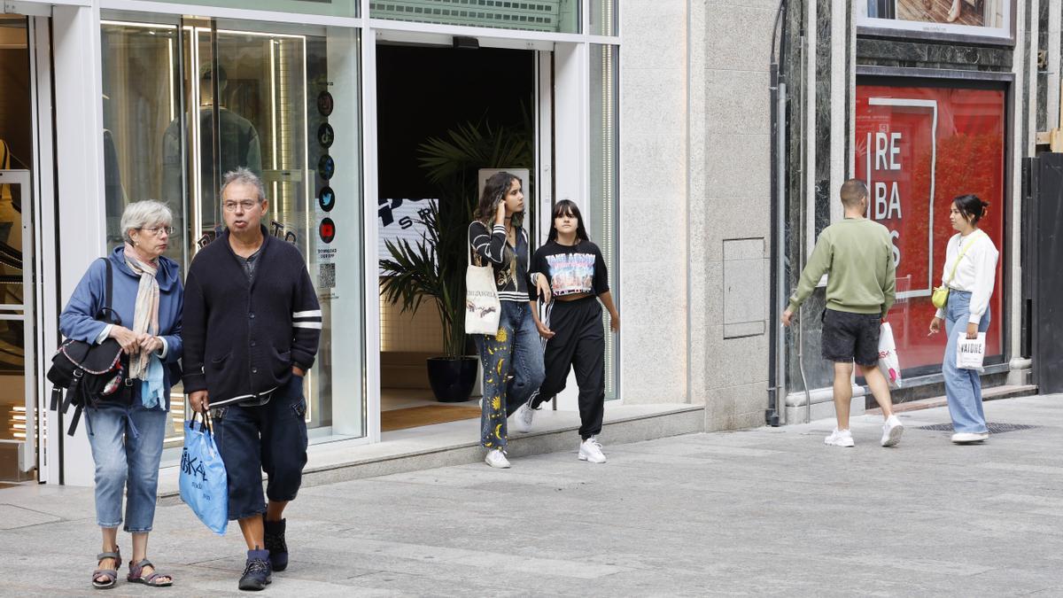 Clientes saliendo de un comercio en la calle Príncipe de Vigo