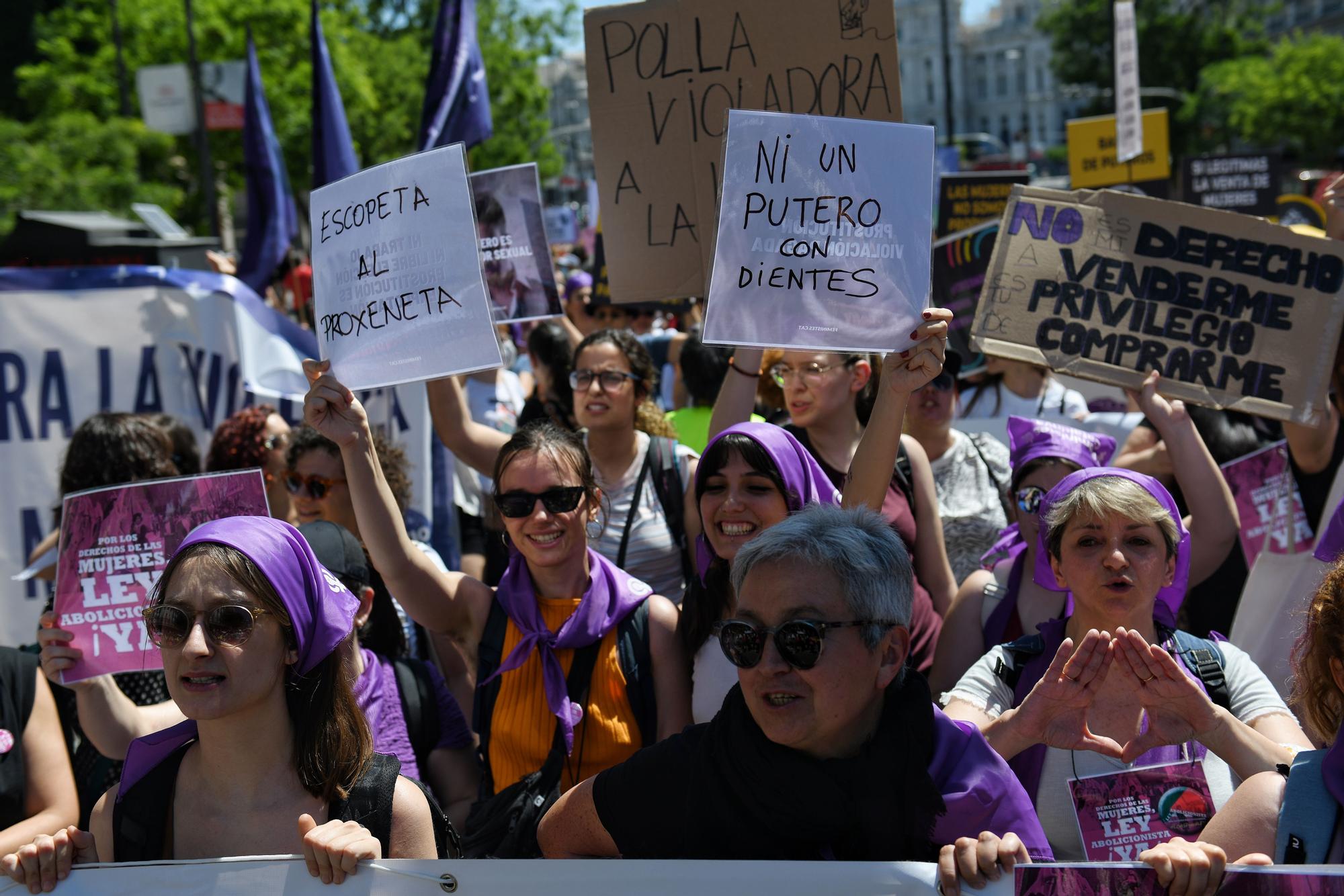 Varias personas sujetan pancartas en una manifestación para reclamar la abolición de la prostitución.