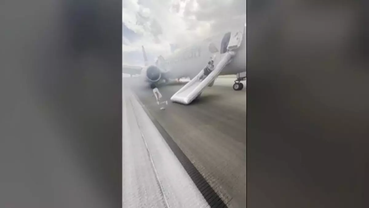 Evacúan un avión de American Airlines por un incendio durante el despegue en Denver