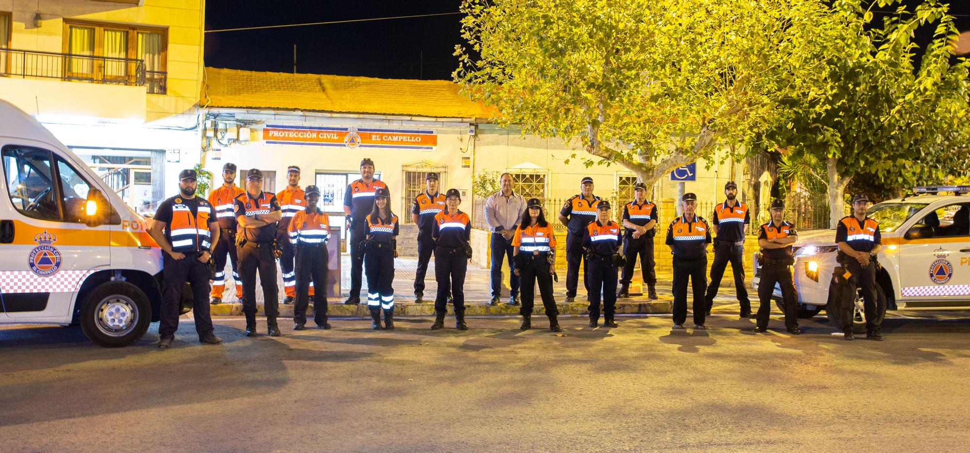 Miembros de la Agrupación de Voluntarios de Protección civil de El Campello con sus nuevos vehículos ante la sede provisional. 