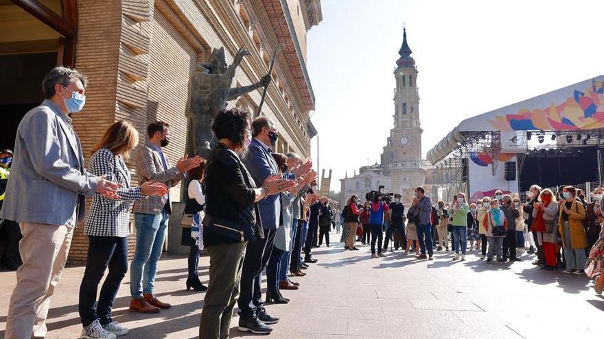 Imagen del minuto de silencio, este sábado, en la plaza del Pilar